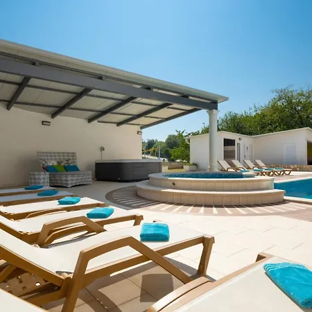 Lealeana In Pula,istrien Villa